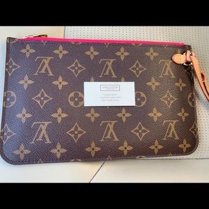 💕Louis Vuitton Neverfull MM Pouch💕